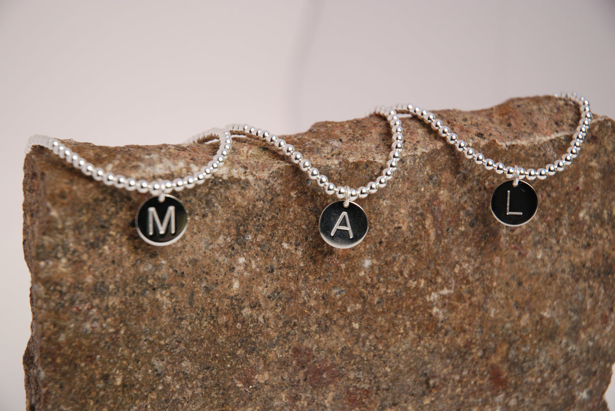 Bracciale iniziale in argento 925 ‰ con lettera iniziale elasticizzati