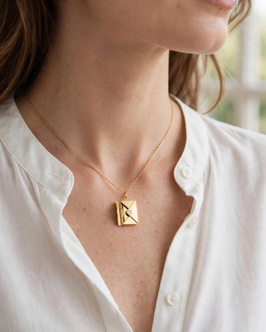 Collana busta che contiene un messaggio personalizzato
