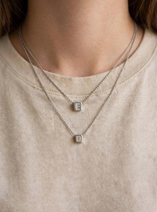 Collana iniziale cubo colore argento