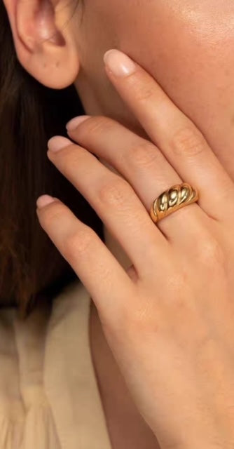 Anello Conchiglia in acciaio dorato