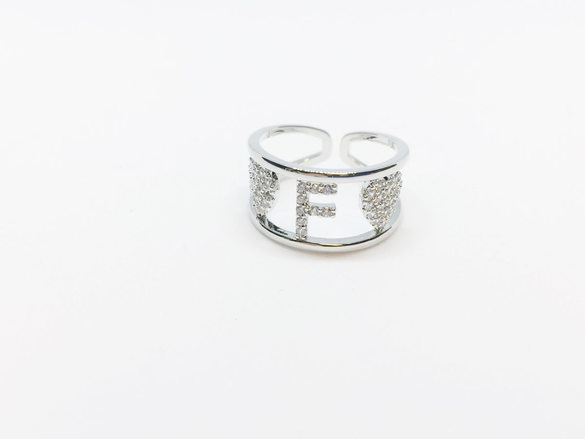 anello con iniziale del nome lettera f
