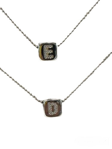 Collana iniziale cubo colore argento