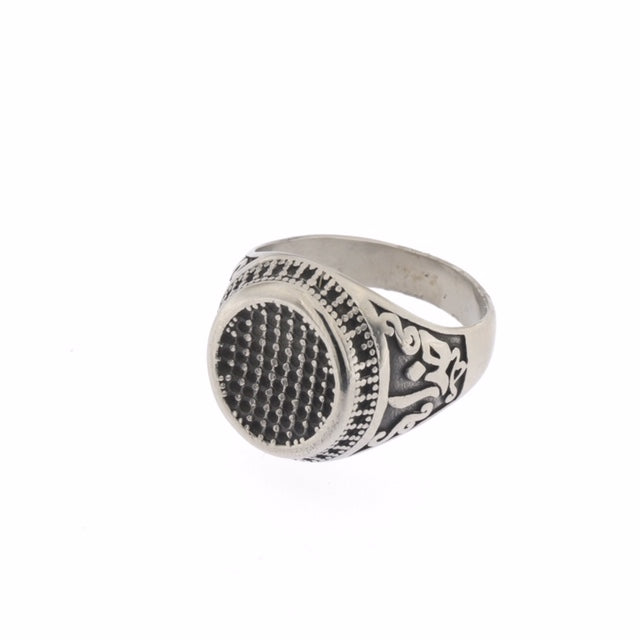 Anello da uomo in acciaio puntinato brunito