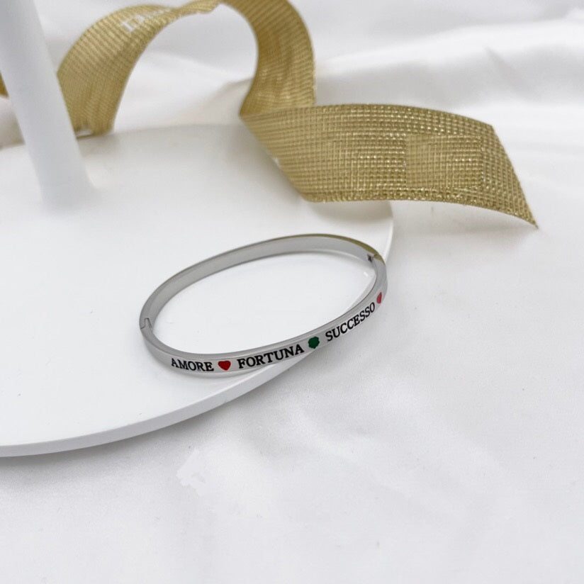 Bracciale Donna Carpe Diem in Acciaio Rigido Scritta con Zirconi Bracciale Donna Carpe Diem in Acciaio Rigido Scritta con Zirconi