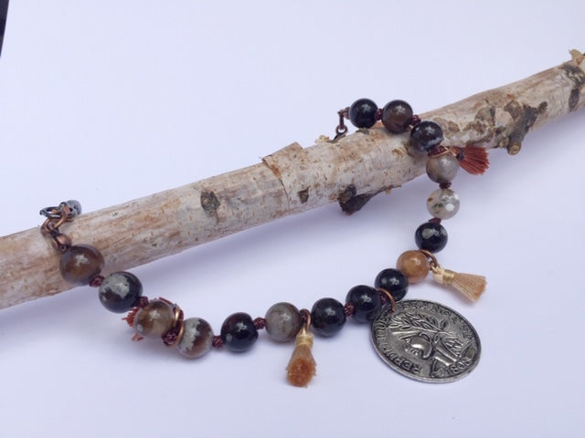 Bracciale con pietre dure e moneta centrale