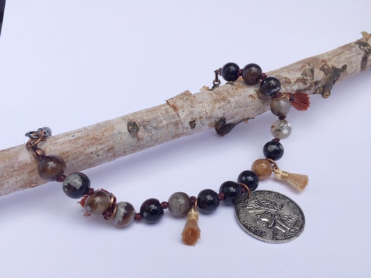 Bracciale con pietre dure e moneta centrale