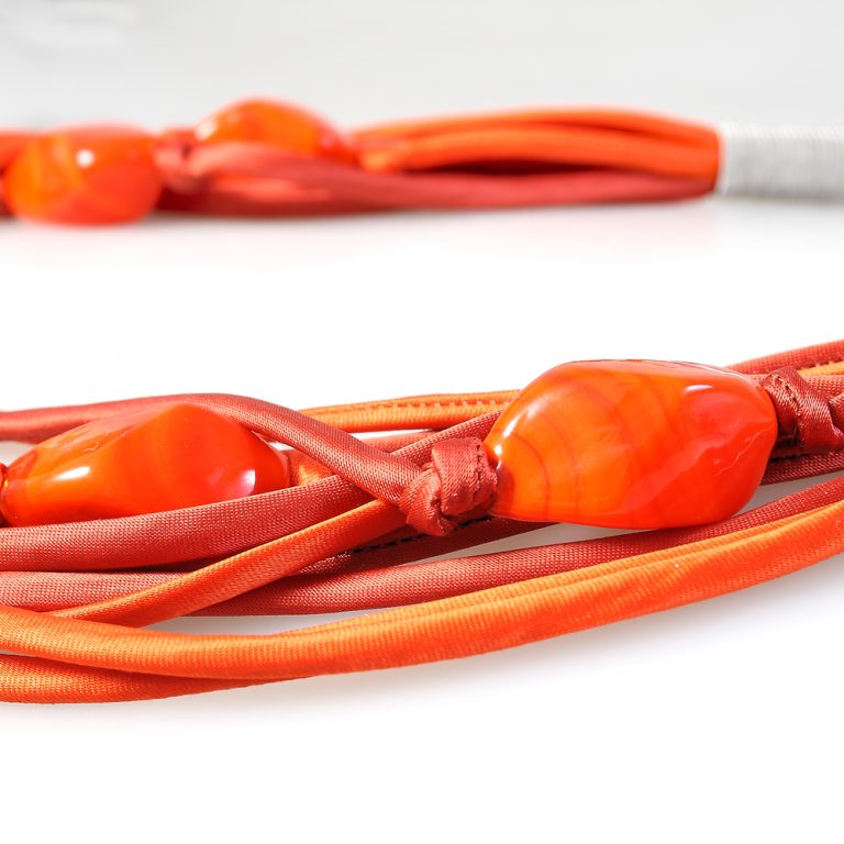 Avalaya Statement Collana Multifilo In Legno Di Ciliegio E Perle Di Vetro Rosso Fuoco, Lunghezza 78 Cm, Unica E Drammatica