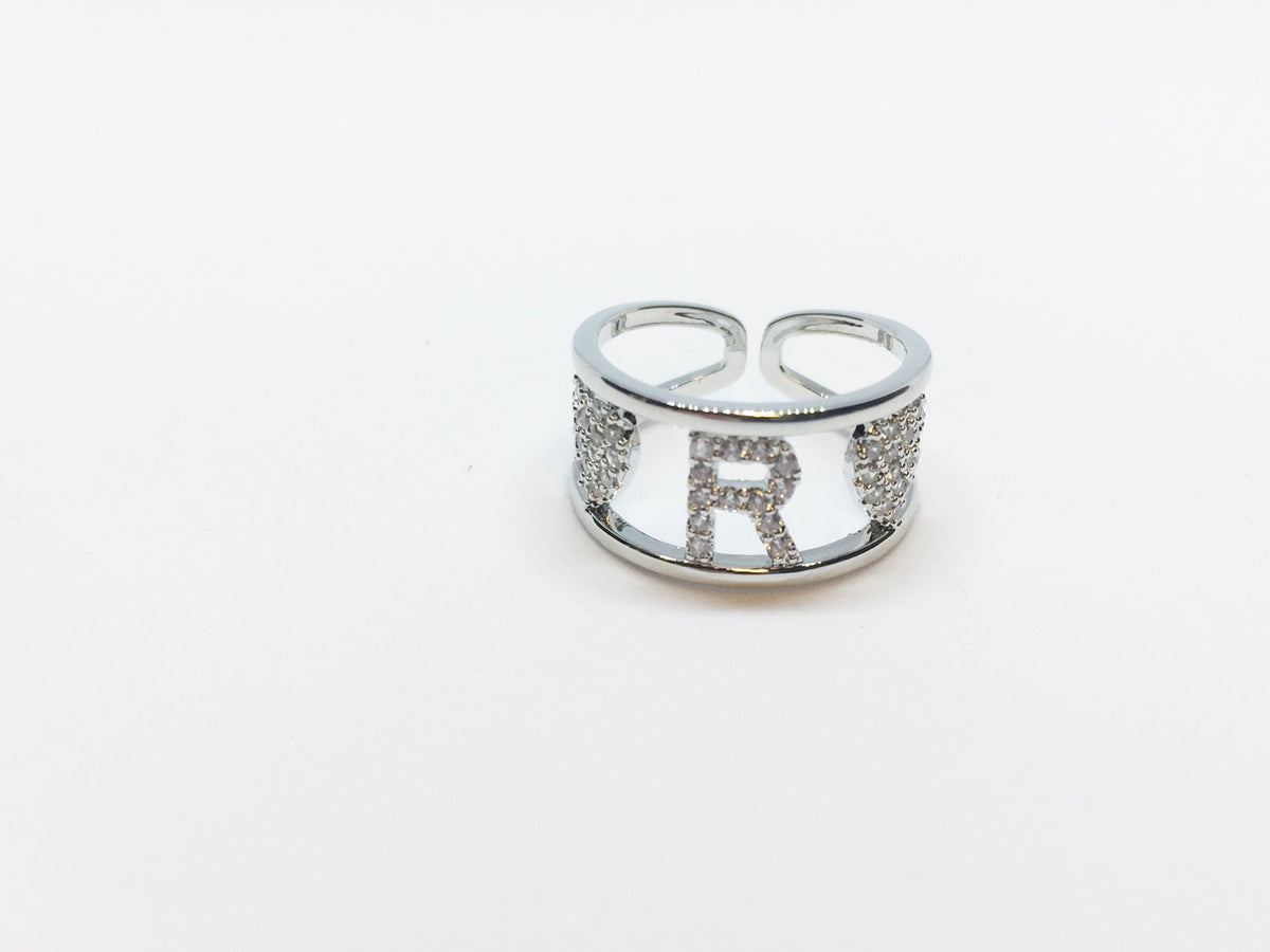 anello con iniziale del nome lettera r